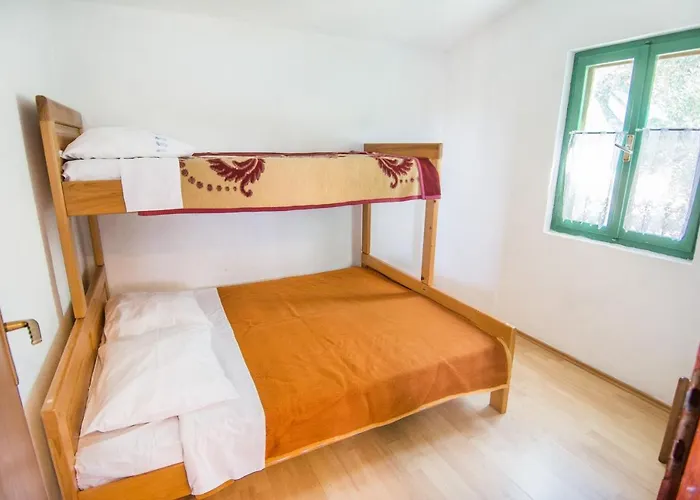 House Bellatrix Nyaraló *